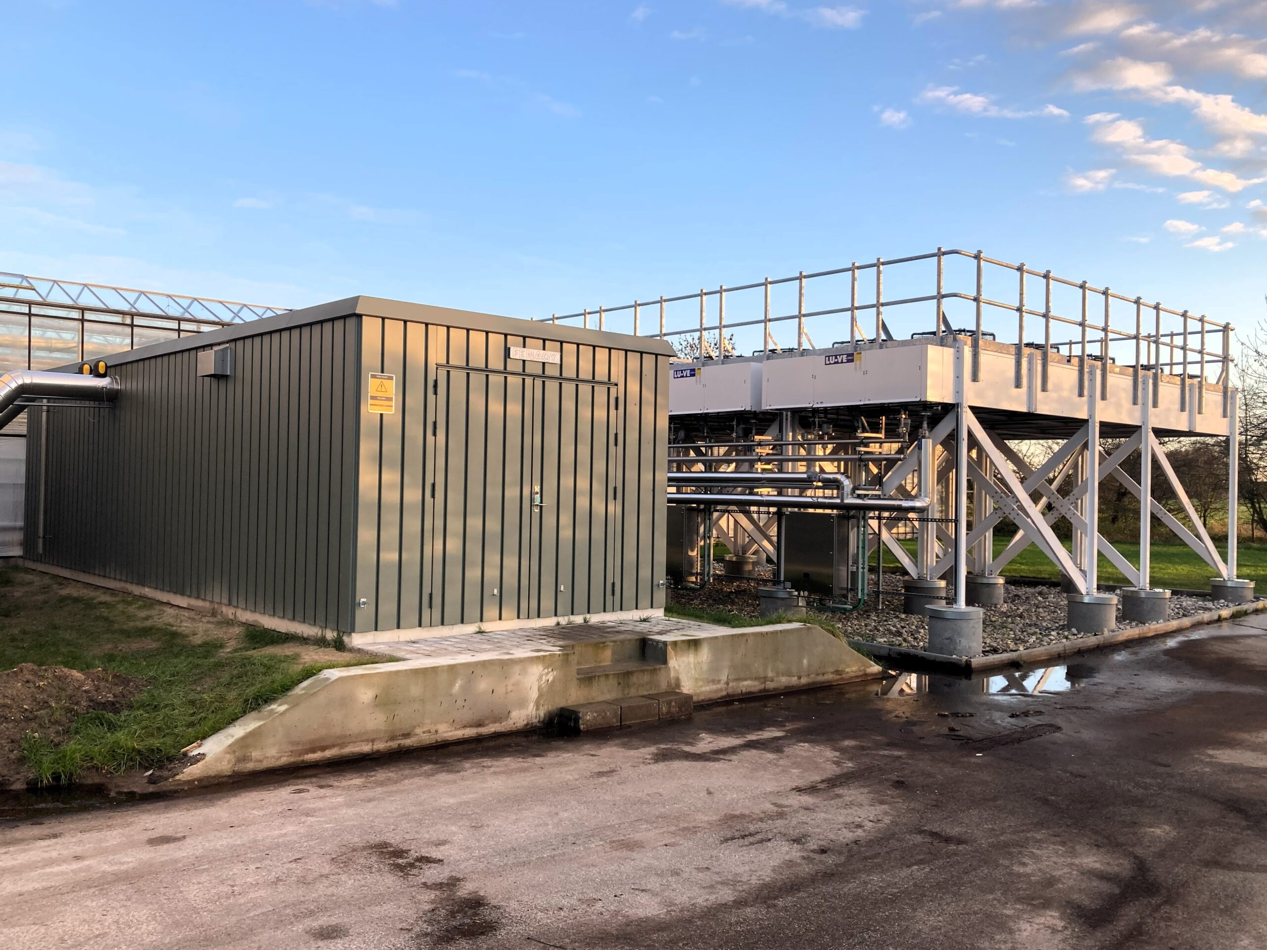 Varmepumpe. Projekt: 1600 kW luft/vand varmepumpe til opvarmning af gartneri.