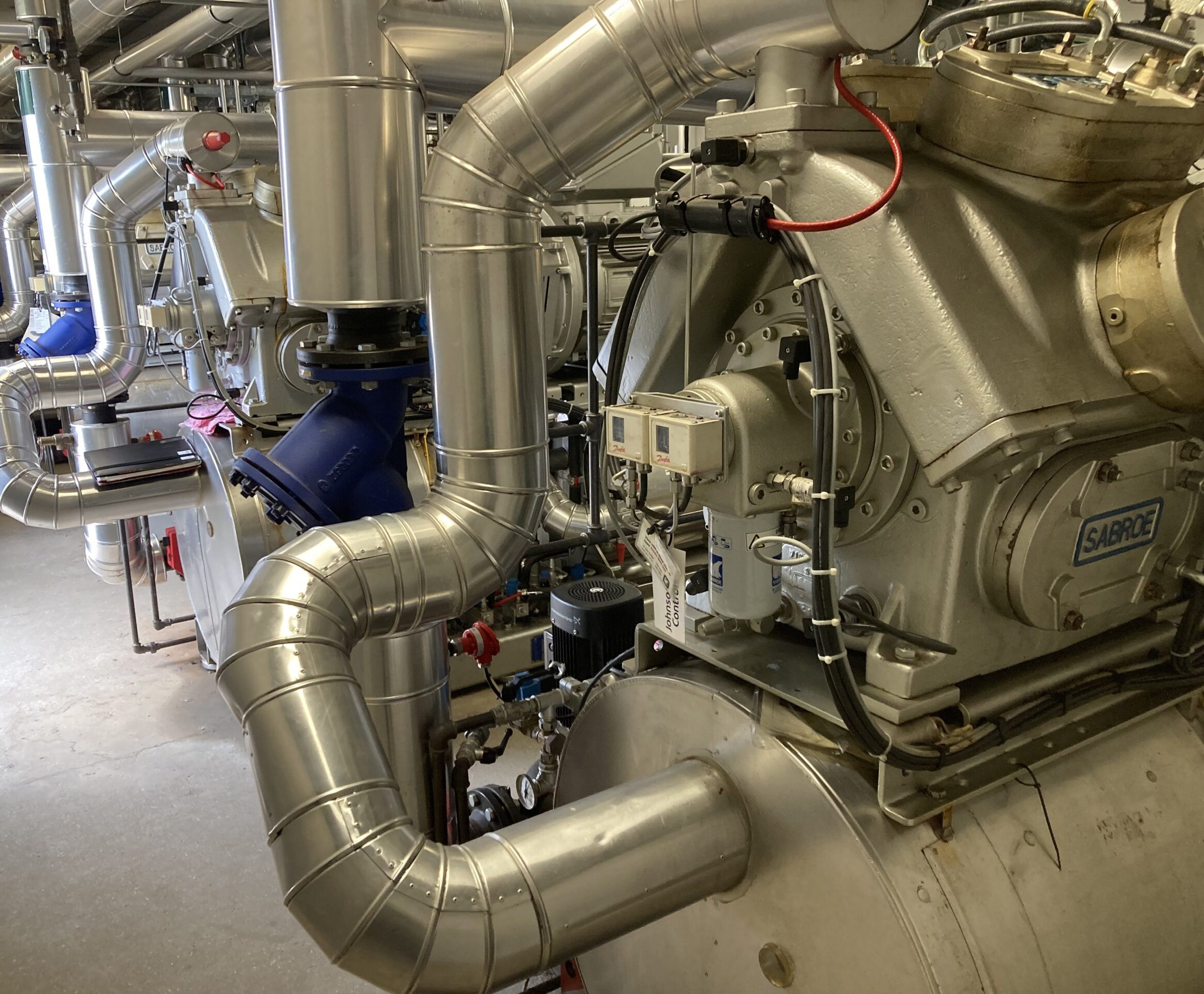 Varmepumpe. Projekt: Ombygning af kølekompressorer til varmepumpedrift til opvarmning af gartneri.