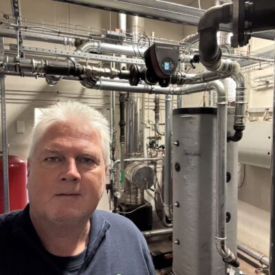 Teknikrum med varmepumper der spare penge og CO2-udledning